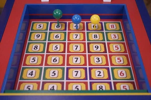 Plinko Instant Win Game von BGaming - Kugel-Drop mit Multiplikator-Preisen