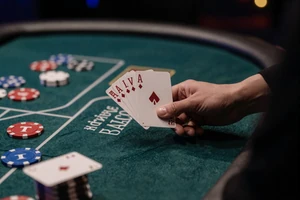 Baccarat Squeeze Live Casino von Evolution - VIP Baccarat mit Card-Reveal-Spannung